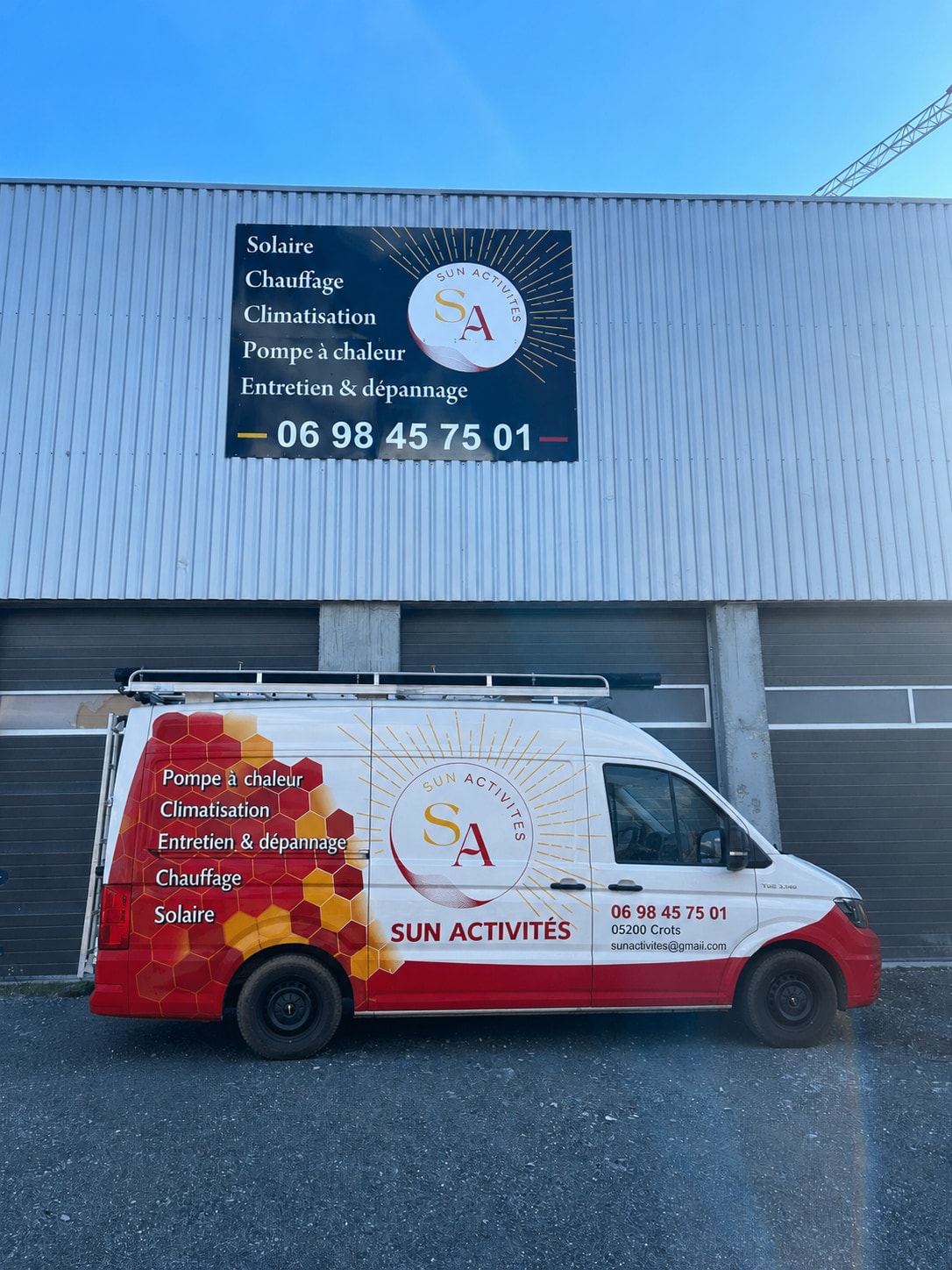 Le fourgon Sun Activités devant l'atelier de Crots
