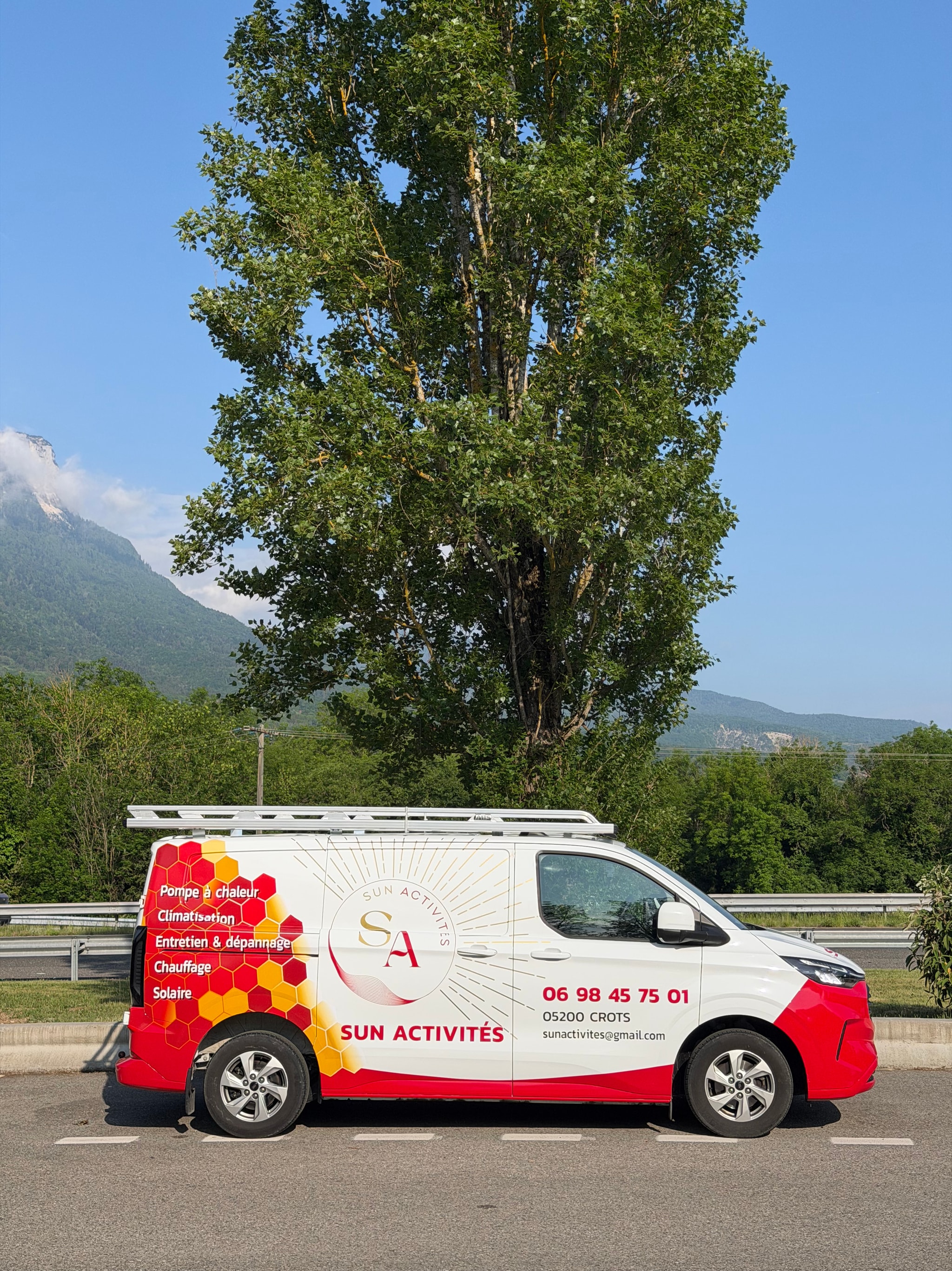 Le fourgon Sun Activités sur une route de montagne des Hautes-Alpes