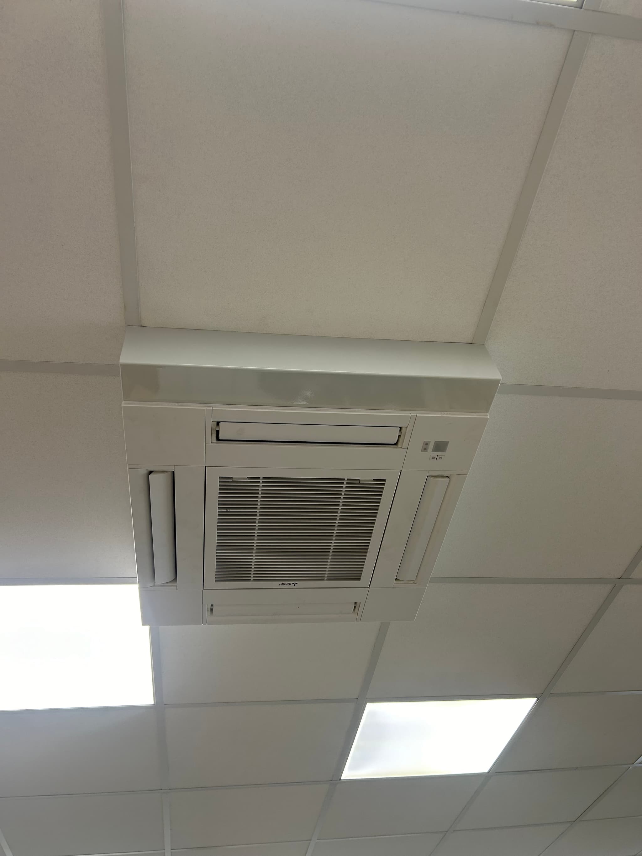 Cassette de climatisation encastrée dans un faux plafond