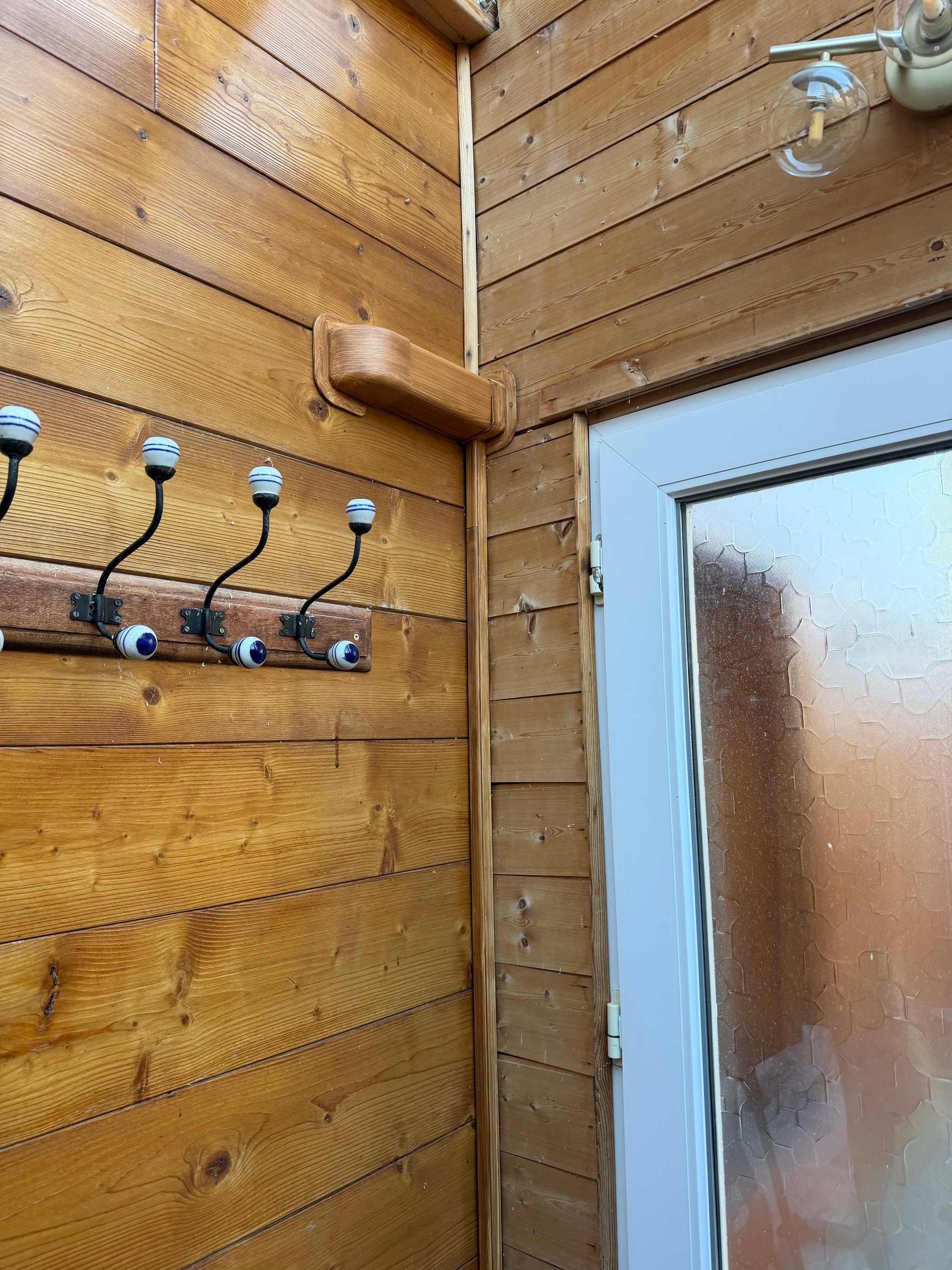 À l'intérieur, la goulotte peinte couleur bois longe la plinthe du mur lambrissé