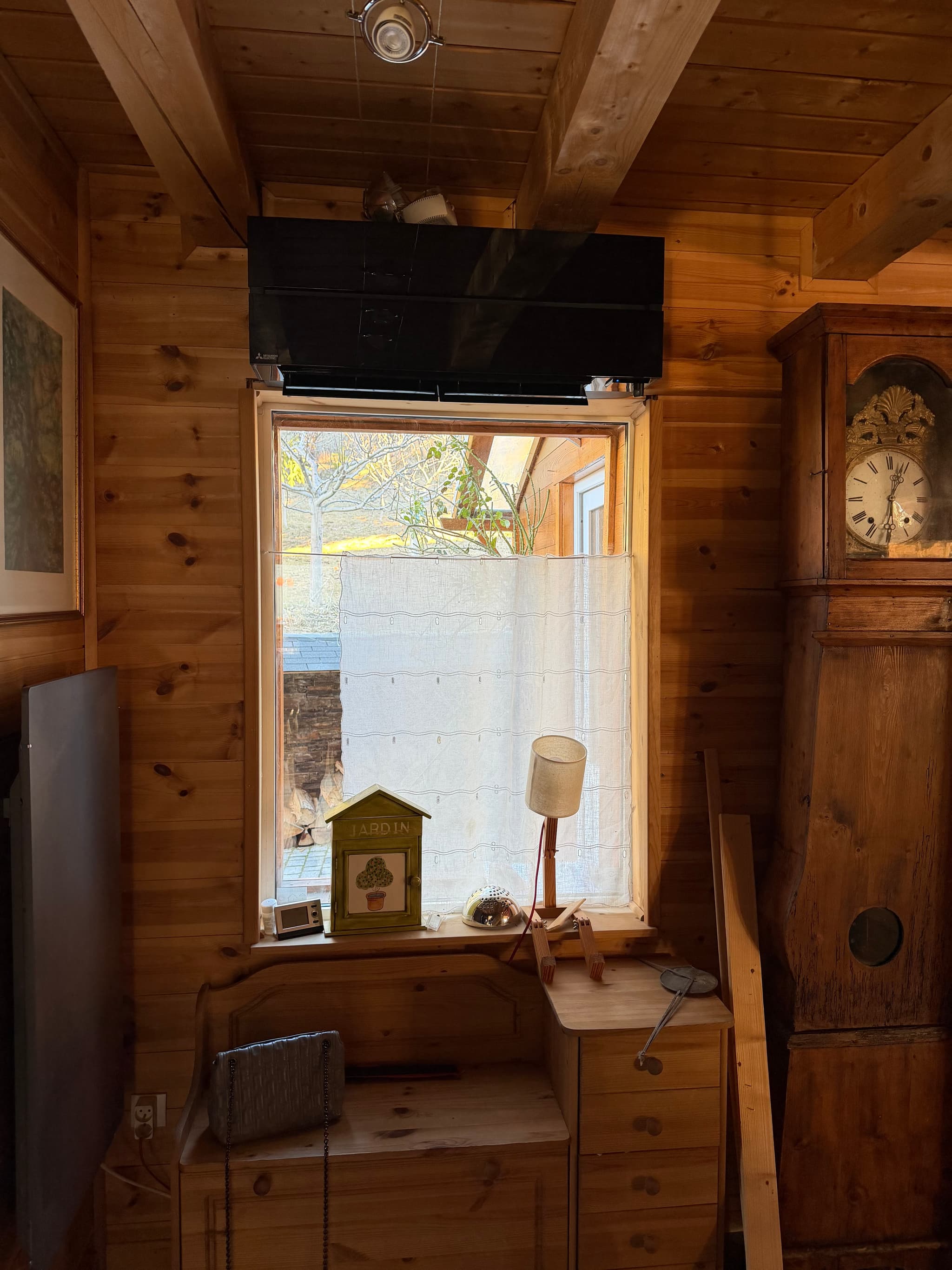 Unité murale de climatisation intégrée dans l'intérieur en bois d'un chalet à Saint-Sauveur