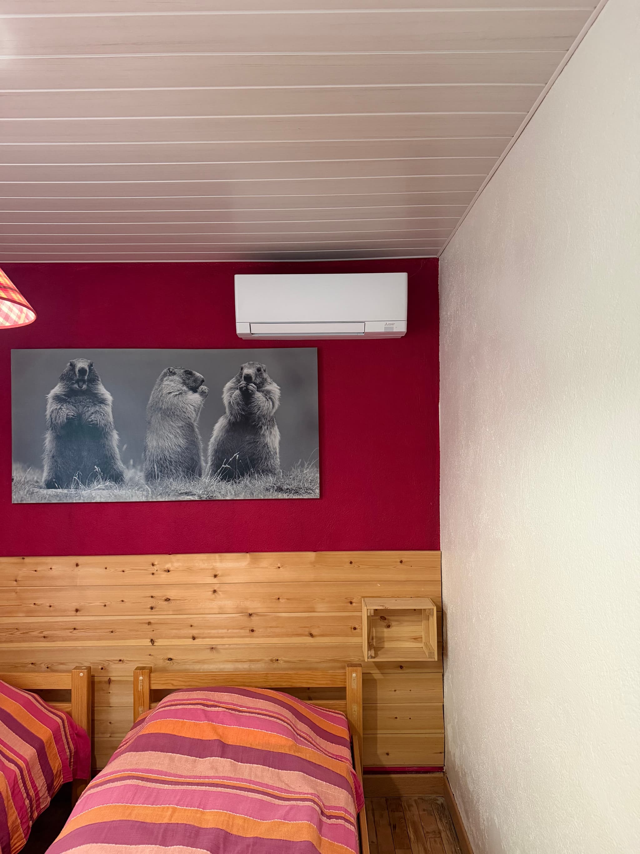 Unité murale de climatisation installée dans une chambre, maison à Crots