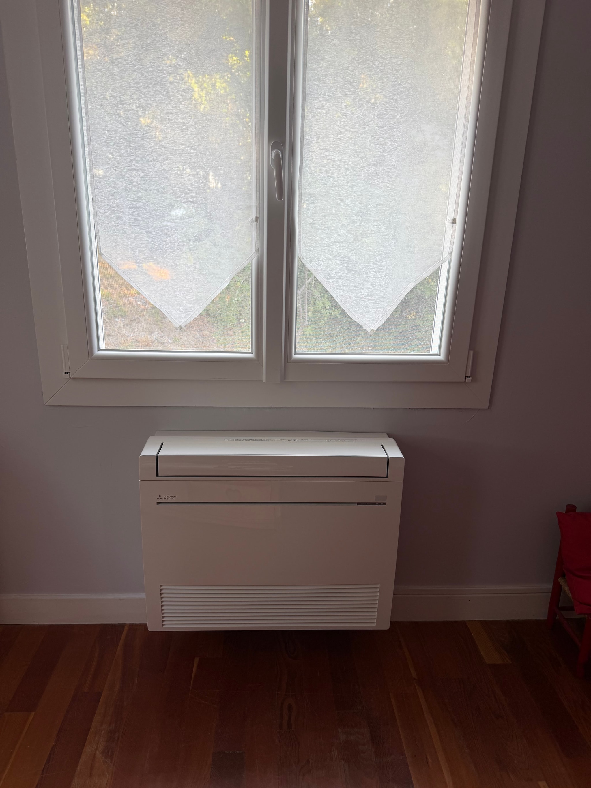 Console installée sous la fenêtre, à la place d'un radiateur, maison à Crots