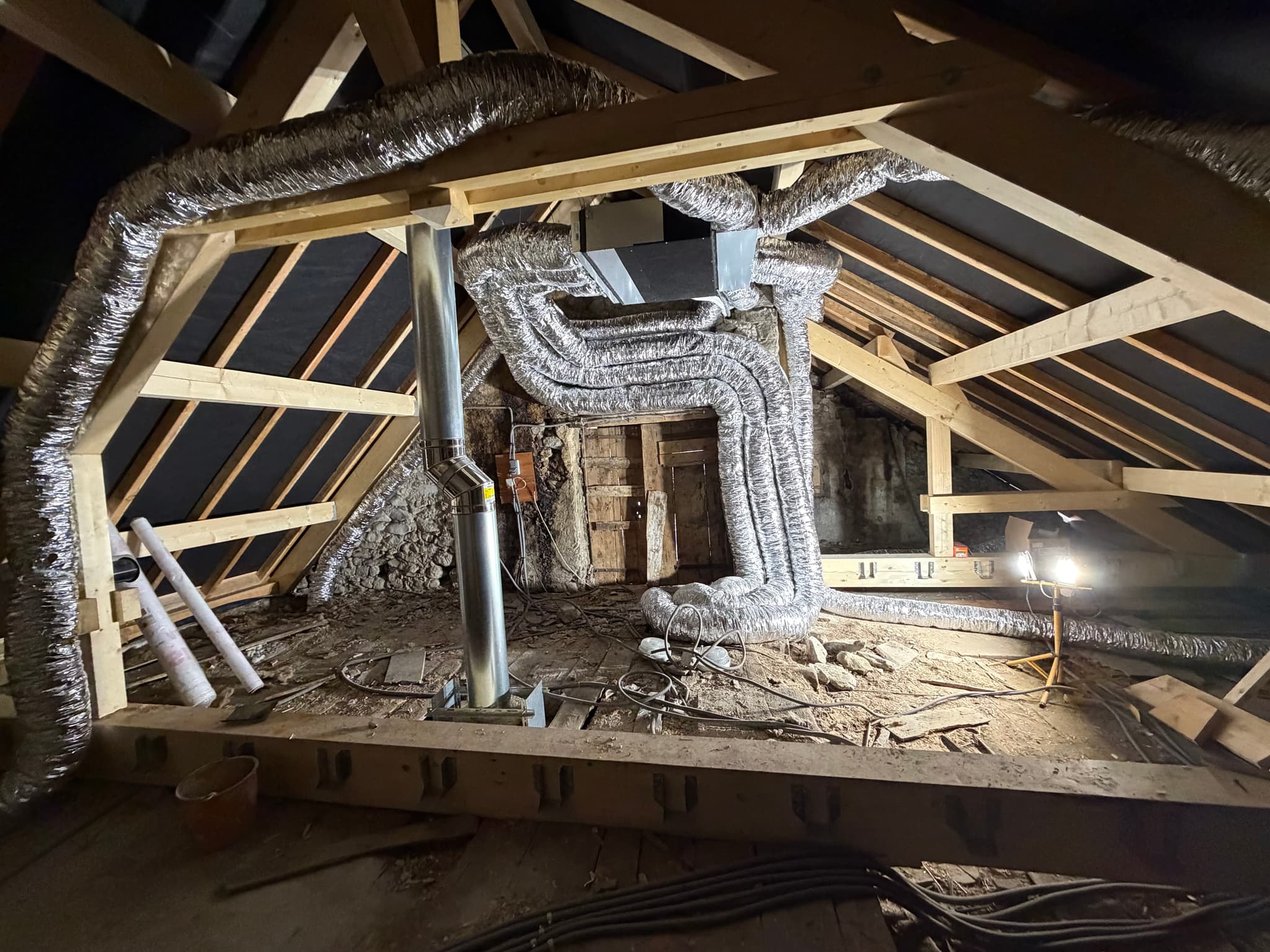 Unité gainable et son réseau de gaines isolées installé dans les combles d'une maison du Champsaur