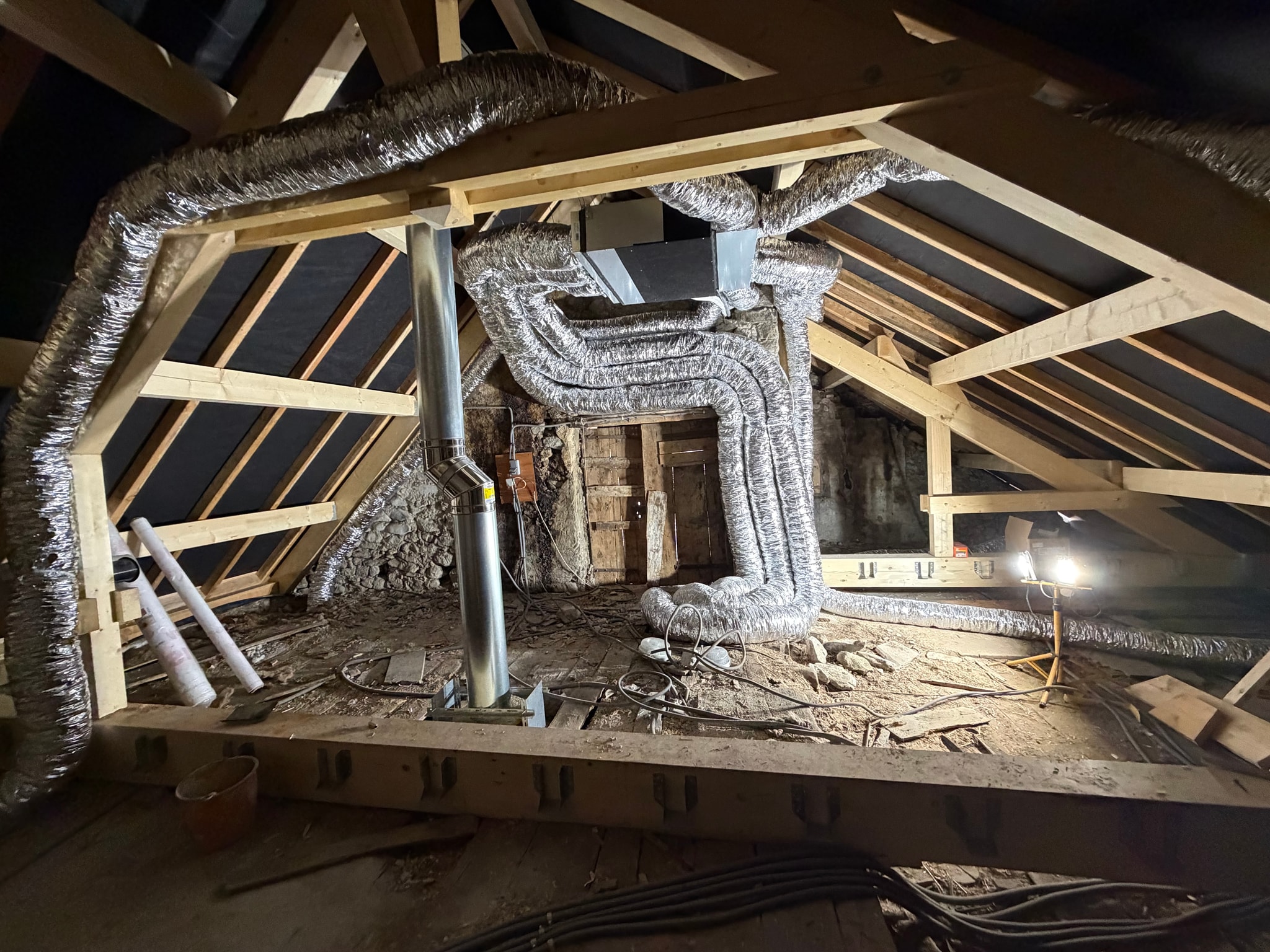 Unité gainable et son réseau de gaines isolées installé dans les combles d'une maison du Champsaur