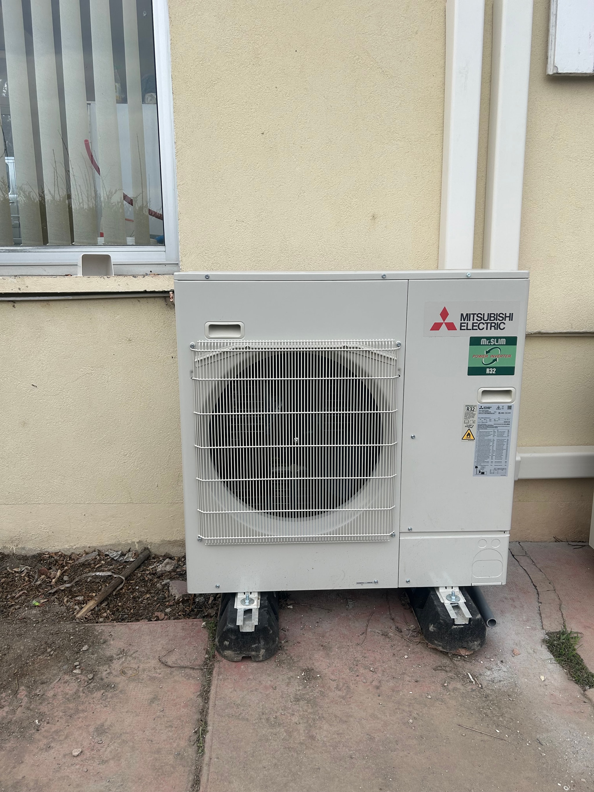 Unité extérieure du gainable posée sur plots antivibratiles, maison à Gap