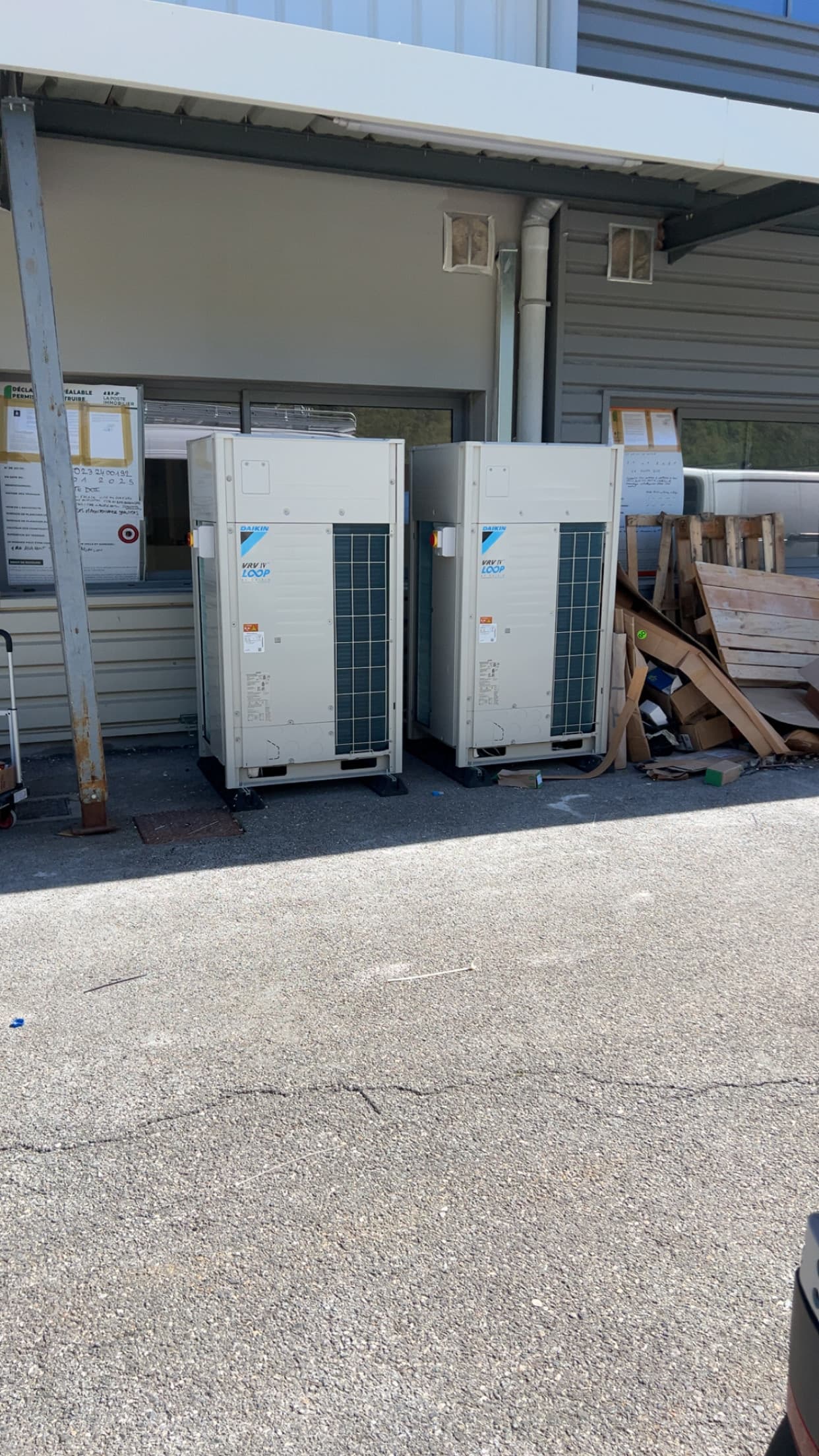Groupes de climatisation tertiaire à débit de réfrigérant variable, sur un bâtiment de Briançon