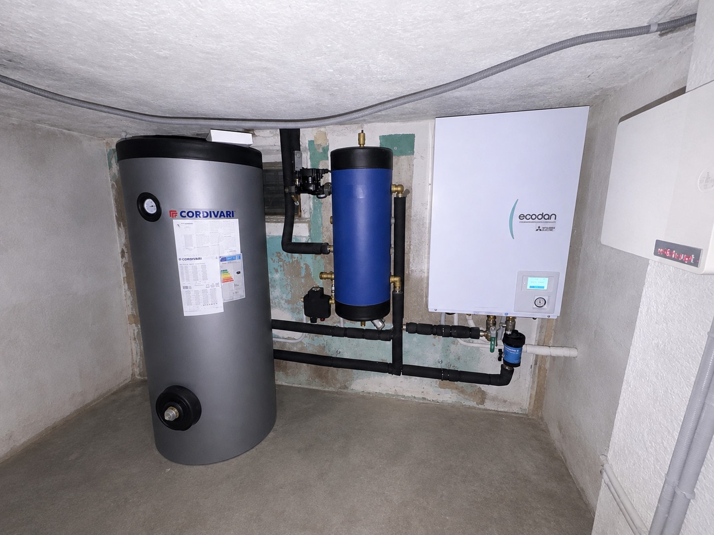 Module intérieur de pompe à chaleur air/eau, ballon tampon et ballon d'eau chaude déporté en local technique, seconde maison à Briançon