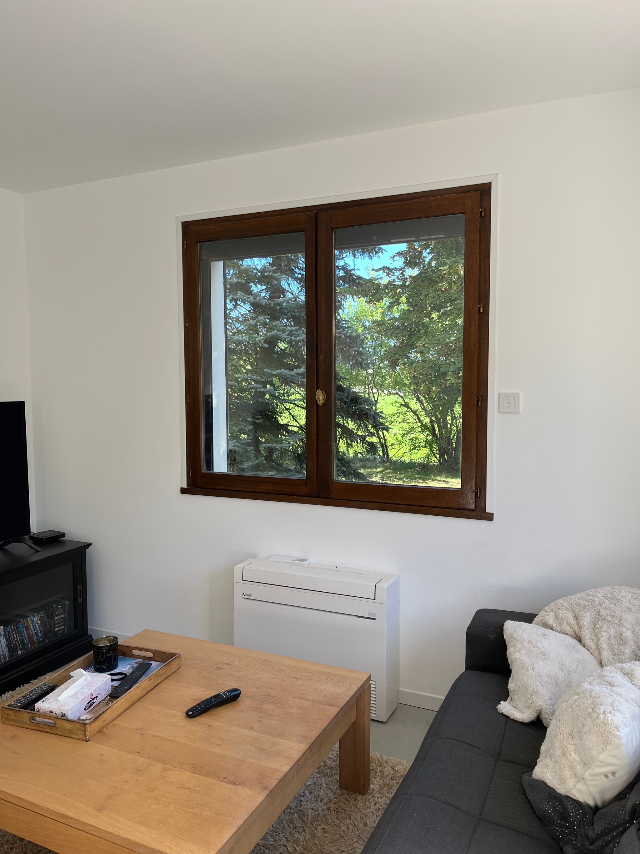 Unité murale installée près de la fenêtre en bois d'une chambre, maison à Gap