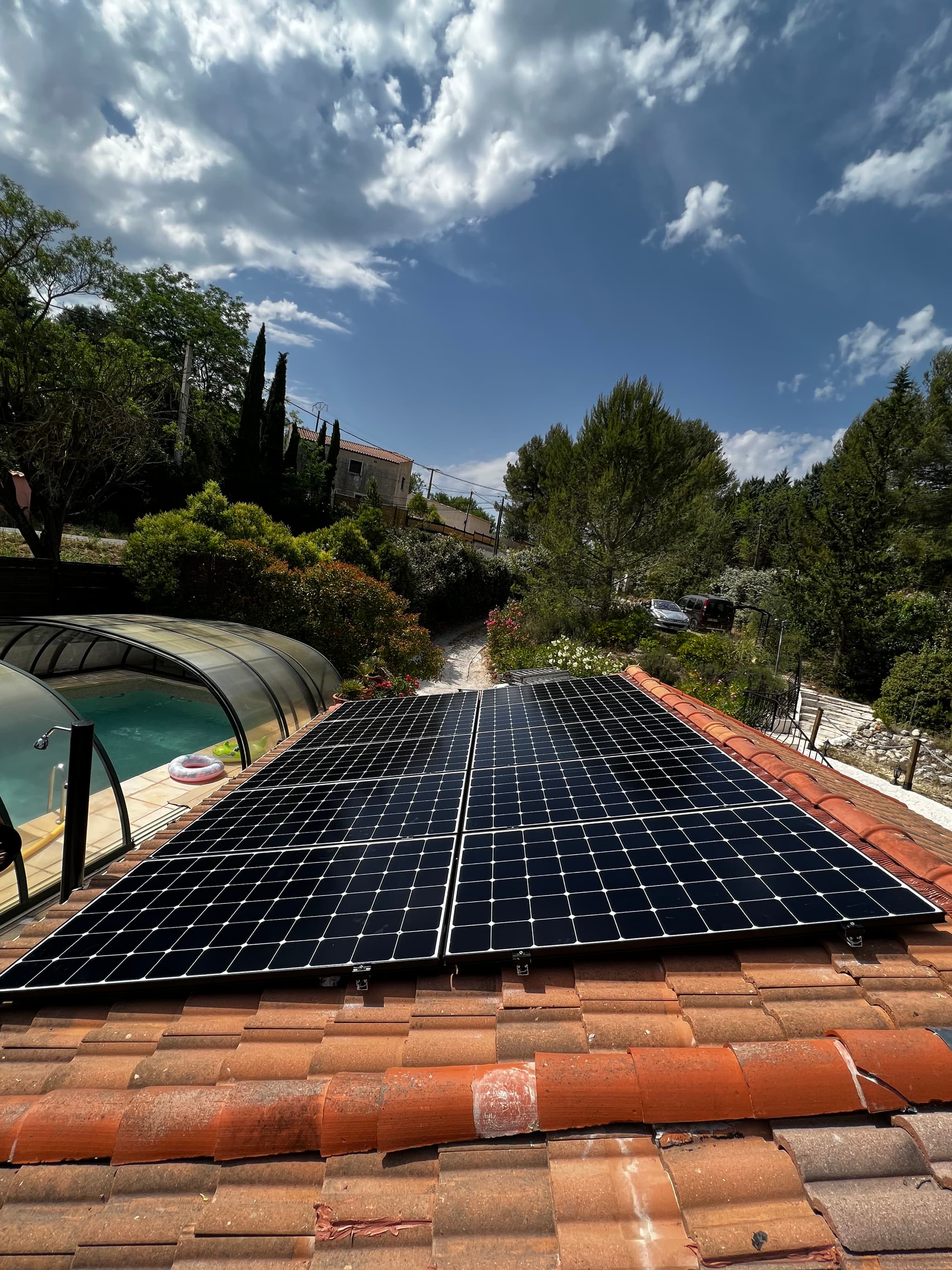 Installation photovoltaïque sur une toiture à Sisteron, piscine et vallée en contrebas