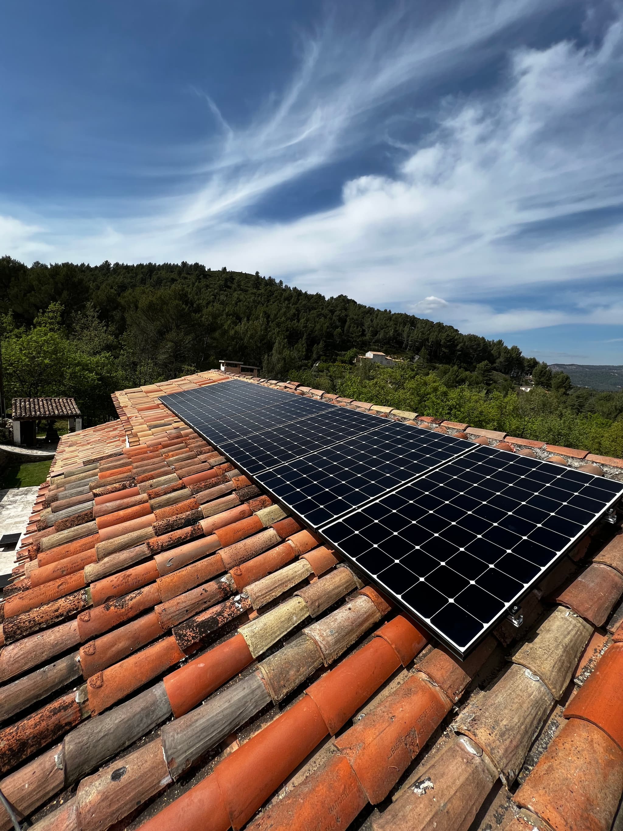 Panneaux photovoltaïques posés sur une toiture en tuiles, maison à Sisteron
