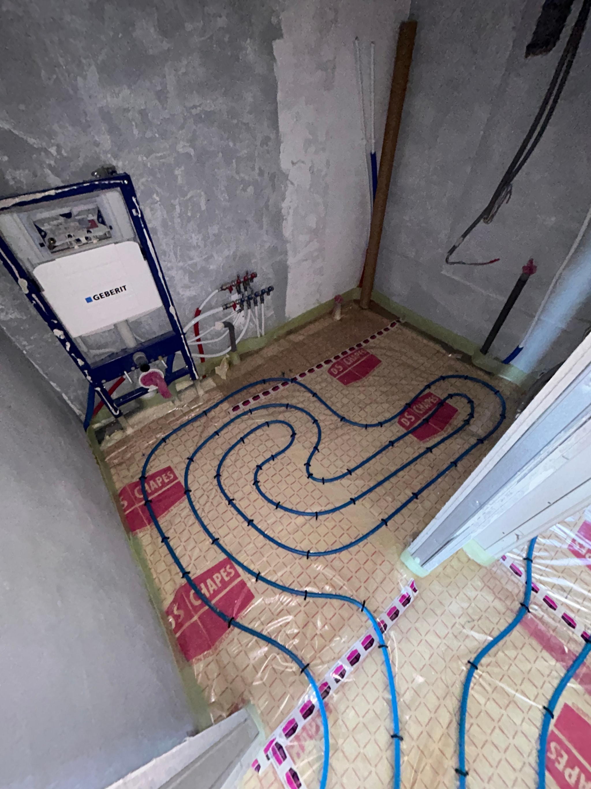 Boucle de plancher chauffant dans la future salle d'eau, bâti-support en attente, à Briançon