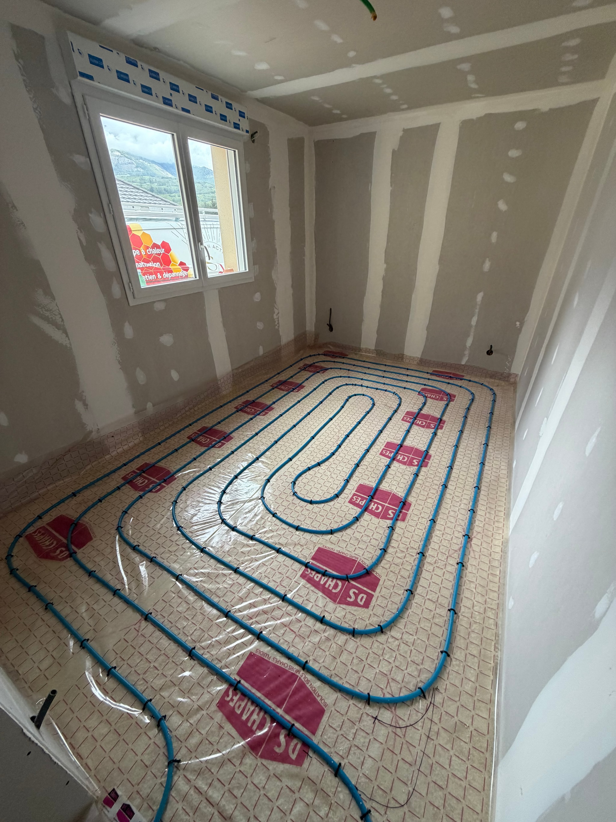 Boucle de plancher chauffant d'une chambre, posée en escargot sur l'isolant